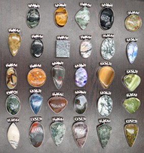 Collar con colgante fino hecho a mano de latón Vintage de tendencia caliente para mujer, piedras preciosas naturales surtidas para fiestas temáticas cristianas a granel - Product Image 2