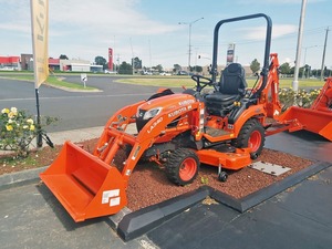 Tractor de Jardín BX23S 4WD con Motor de 25HP y Bomba, Retroexcavadora de Brazo Curvo y Cargador Frontal para Paisajismo Profesional - Product Image 1