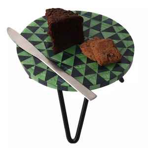 Assiette à gâteau contemporaine en résine avec base en métal doré, support à dessert de qualité supérieure pour les mariages, les célébrations festives, la décoration de table à la maison - Product Image 2