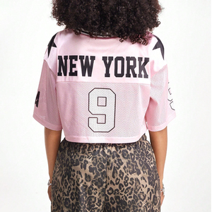 เสื้อฟุตบอลอเมริกันพิมพ์ลาย OEM สำหรับผู้หญิงเสื้อยืดครอปแขนสั้นพิมพ์ซับลิเมชันขนาดใหญ่พิเศษเปิดไหล่ตก - Product Image 2