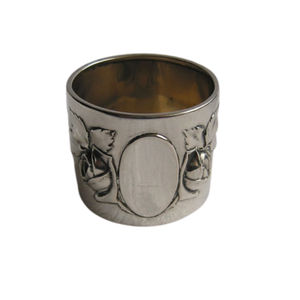 Servilletero de diseñador en relieve de forma redonda de plata de Metal de estilo europeo y americano hecho a mano para decoración de mesa de cena - Product Image 1