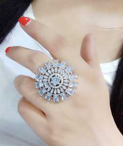 El último diseño, joyería de imitación de diamante americano, agradable a la piel, brillo duradero, diseños únicos de latón para cada ocasión - Product Image 1