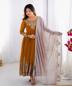 ชุดเดรสลำลองสำหรับสตรี,ชุดกระโปรงสำหรับงานปาร์ตี้สไตล์อินเดียโบราณ Gujarta Alphanumero - Product Image 1