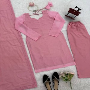 Conjunto de Kurti de Seda Elegante VASTRA COTTAGE con Pantalón de Microalgodón con Aplicaciones Termoadhesivas y Dupatta de Georgette Sintética para Bodas y Fiestas - Product Image 6