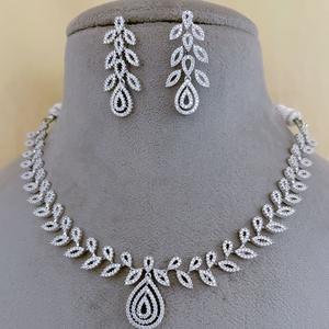 Ensemble de collier de luxe en argent brillant avec boucles d'oreilles aspect royal en zircon pour fête de mariage et fiançailles pour filles - Product Image 1