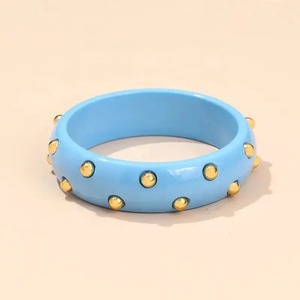 Bracelet en résine design et dernier design tendance Bracelet en résine vintage pour femmes lisse grande pièce design de forme ronde - Product Image 3