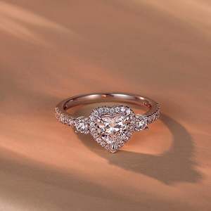 Bague de fiançailles Jeulia personnalisée à trois pierres en moissanite avec halo en forme de cœur Pt950 - Product Image 4