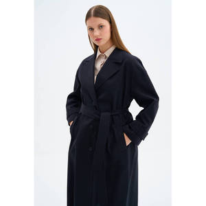 Manteau trench noir à double boutonnage pour l'automne et l'hiver avec épaulettes et doublure en soie - Product Image 2