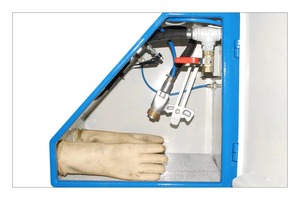 Gabinete de chorro húmedo para limpieza abrasiva sin polvo y tratamiento de superficies de precisión de metal y componentes delicados - Product Image 3