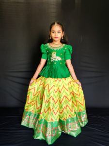 Niñas de alta calidad Lehenga Choli cosido completo seda pesada Multi-hilo y bordado para ocasiones de Fiesta infantil - Product Image 5