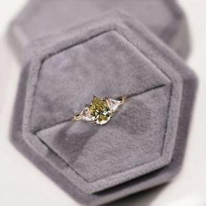 Nuevo Diamante de corte de pera colorido con anillos de tres piedras de compromiso de oro sólido de 10kt para mujer - Product Image 2