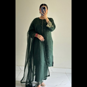 Collection Ssumaira 2025 – Ensemble 3 pièces en tissu Khadi brodé avec perles Sitara exquises et pantalon Malai doux – Tenue de soirée - Product Image 1