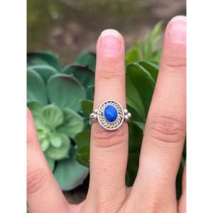 Anillo Navajo Hecho a Mano con Piedra Preciosa y Lapislázuli en Engaste de Plata de Ley, Talla 5.25, Estilo Étnico para Uso Diario y Promesas - Product Image 2