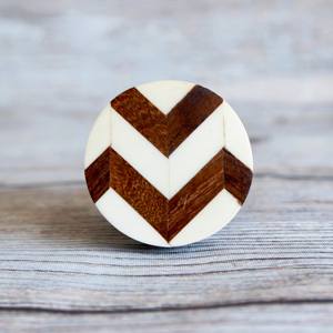 Perilla de Gabinete Chevron de Piedra Pulida, Color, Forma y Tamaño Personalizados, Hecho en India - Product Image 1