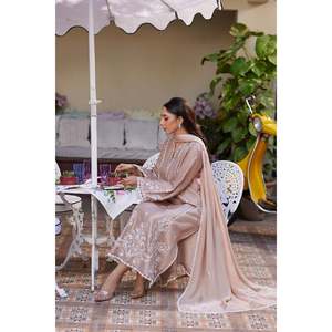 Ensemble chemise et dupatta en satin 100% soie à manches longues brodées Alma - Product Image 4