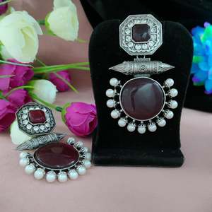 Monalisa Boucles d'oreilles en pierre d'élégance intemporelle Twist contemporain avec une attention méticuleuse aux détails pour les occasions décontractées et spéciales - Product Image 1