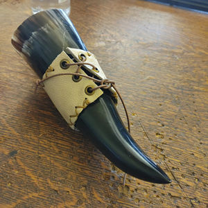 Corne à boire viking antique fabriquée à la main en laiton naturel de qualité indienne sculptée style animal avec support pièce décorative élégante - Product Image 1