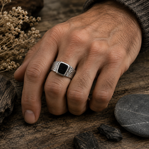 Anillo de plata de ley 925 con gema negra cuadrada de ónix de Whitby, tallada a mano, pulida y martillada, diseño robusto para hombre, de la marca Staithes Artisan. - Product Image 3