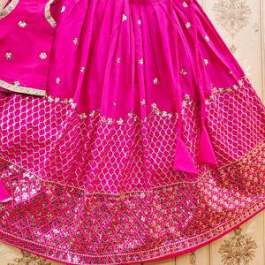 Ensemble Lehenga Choli pour enfants de mariage, entièrement cousu en polyester rose, longueur au sol, design de créateur, lourdement brodé de paillettes pour les fêtes de mariage - Product Image 4