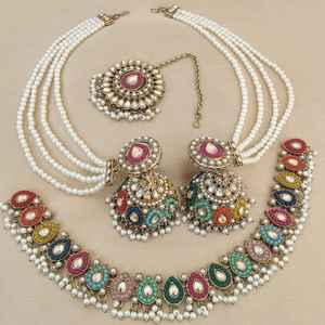 สร้อยคอยอดนิยมคุณภาพพรีเมี่ยมพร้อมต่างหู jhumki และ Maang Tikka Combo ที่สวยงามเหมาะสำหรับเทศกาล - Product Image 3