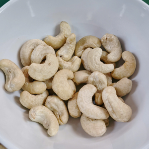 Noyau Kaju Badam SANTIGO Vietnam W320 Noix de cajou Service personnalisé disponible Noix de cajou W320 - Product Image 1