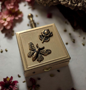 Une grande sculpture de fleurs en laiton doré avec une finition texturée, reposant sur une surface en bois rustique. - Product Image 6