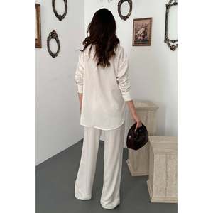 Conjunto de Camisa y Pantalones Bordados a Mano en Color Blanco Hueso para Mujer, Marca Elisa Fashion - Color Crudo - Product Image 5