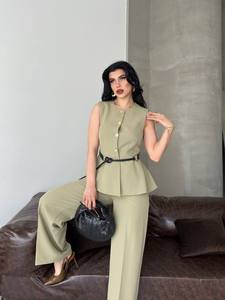 Conjunto de Traje Ecológico Vintage para Mujer, Color Verde Oliva, Sin Mangas, con Peplum, Pantalones Anchos con Botones Frontales, Estampado Floral, Lona Elegante - Product Image 3