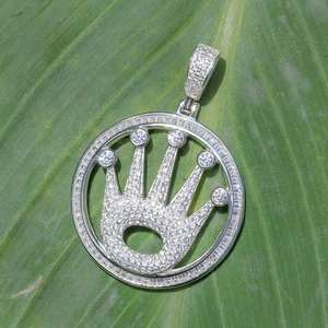 Colgante de Corona Helada de Lujo con Marco Redondo, Completamente Engastado con Brillantes Diamantes de Moissanita, Joyería Hip Hop Premium - Product Image 2