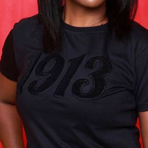 Sólido 1913 Chenille bordado Tee Premium Cotton Sorority Apparel DST Ropa griega Marfil Heritage Style T Shirt - Product Image 5