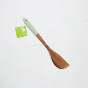 Combinaison de spatule incurvée de couleur unie, conception incurvée durable et élégante de spatule en bois pour la cuisine - Product Image 5