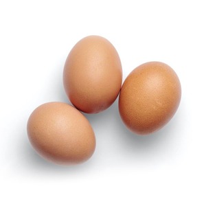 Huevos de gallina frescos naturales, blancos y marrones, empaquetados para compradores mayoristas internacionales, con estándares de empaque limpios y seguros. - Product Image 1