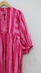 มินิเดรสสั้นสีชมพูลายทางพร้อมเชือกปิดคอลึกพิมพ์ลายบล็อกยาวธรรมชาติเหมาะสำหรับใส่ในฤดูร้อน - Product Image 3