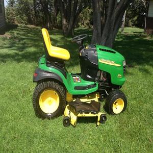 En stock Tractor de jardín Johnn-Deeree 25HP ideal para siega de jardinería y trabajos utilitarios con motor potente y cómodo - Product Image 6