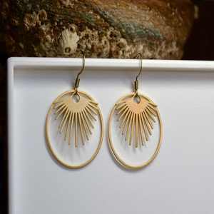 Boucles d'oreilles soleil céleste en laiton plaqué or faites à la main pour femmes mariage et fête - Product Image 4