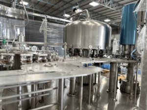 Sistema automático de llenado de botellas de plástico de alta velocidad para maquinaria industrial de agua, incluido el motor de engranajes, agua mineral PLC - Product Image 1