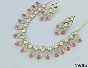 Conjunto gargantilla de collar de perlas Kundan de tono dorado tradicional Kundan con estilo indio elegante redondo con conjunto de pendientes a juego para mujer - Product Image 3