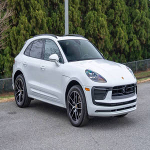 Porsche Macan 2025 d'occasion en parfait état, SUV blanc, 5 places, phares à LED, pneus R21, moteur turbo automatique - Product Image 1