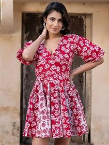 ชุดเดรสผ้าฝ้ายบล็อกมืออินเดียชุดเดรสปาร์ตี้พิมพ์ลายดอกไม้เป็นมิตรกับสิ่งแวดล้อมฤดูร้อนสำหรับผู้หญิงของขวัญส่วนตัวสไตล์โบฮีเมียนธรรมชาติ - Product Image 2