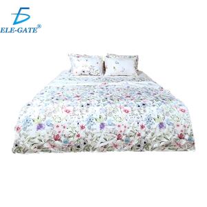 Set Copripiumino Floreale a Righe 4 Pezzi Misura King Include Un Lenzuolo con Angoli, Un Lenzuolo Piatto e Due Federe in Cotone - Product Image 2