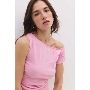 Camiseta con cuello asimétrico y fruncido - Product Image 3