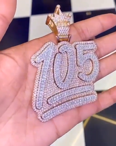 Colgante de Plata de Ley 925 con Baño de Rodio, Diseño de Corona con Número Personalizado, Diamante Moissanita VVS Brillante, para Fiestas - Product Image 4