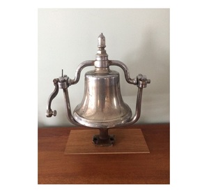 Campana de latón puro hecha a mano Campana de mano de latón vintage con mango de madera Campana de peón de metal de nueva apariencia para oficina en precio al por mayor - Product Image 5