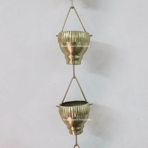 Cadena de lluvia dorada campanas decorativas y tazas reemplazar canalón bajante y desviar el agua lejos de los suministros de jardín al aire libre - Product Image 1