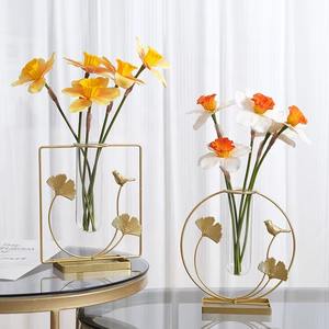 Acabado dorado de tendencia industrial, ideal para exhibir flores frescas o artificiales, florero elegante - Product Image 1
