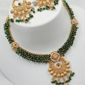 ENSEMBLE DE BIJOUX INDIENS TRADITIONNELS ET À LA MODE EN CUIVRE ENSEMBLE DE BIJOUX DE MARIAGE POUR FEMMES BOUCLES D'OREILLES ET COLLIER - Product Image 1