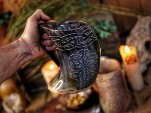 Tasse de chope en corne de buffle brute polie nœuds gravés pour les festivals de Renfaire par l'artisanat du croissant - Product Image 3
