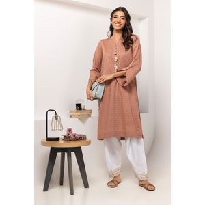 Chemise décontractée marron pour femme en tissu Dobby teint et orné, avec col mandarin et fonction respirante - Product Image 5