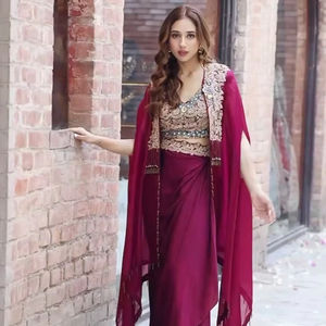 Robe de créateur de couleur signature exquise en faux georgette luxueux avec doublure intérieure sans couture et embellissements en dentelle complexes - Product Image 1