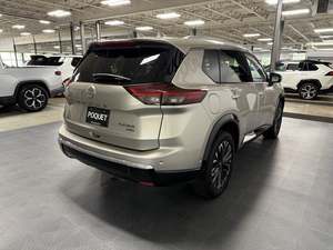 Nissan Rogue Platinum AWD 2025 d'occasion en très bon état, garantie OEM d'un an - Product Image 2